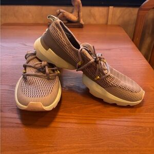 Sorel Kinetic Light Gray Athletic Shoes